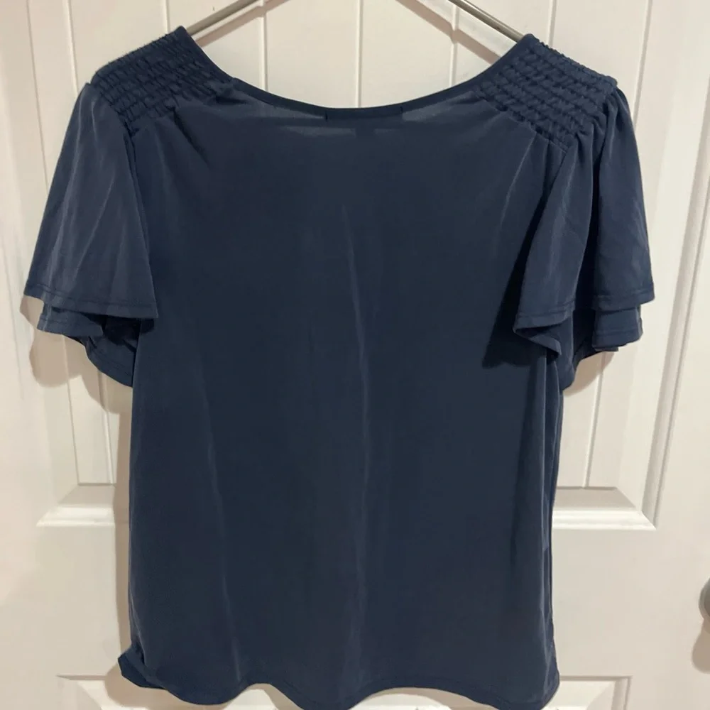 Navy Blue Women's Top Size Small Ruched Sleeve V-Neck EUC Casual - Picture 3 of 3